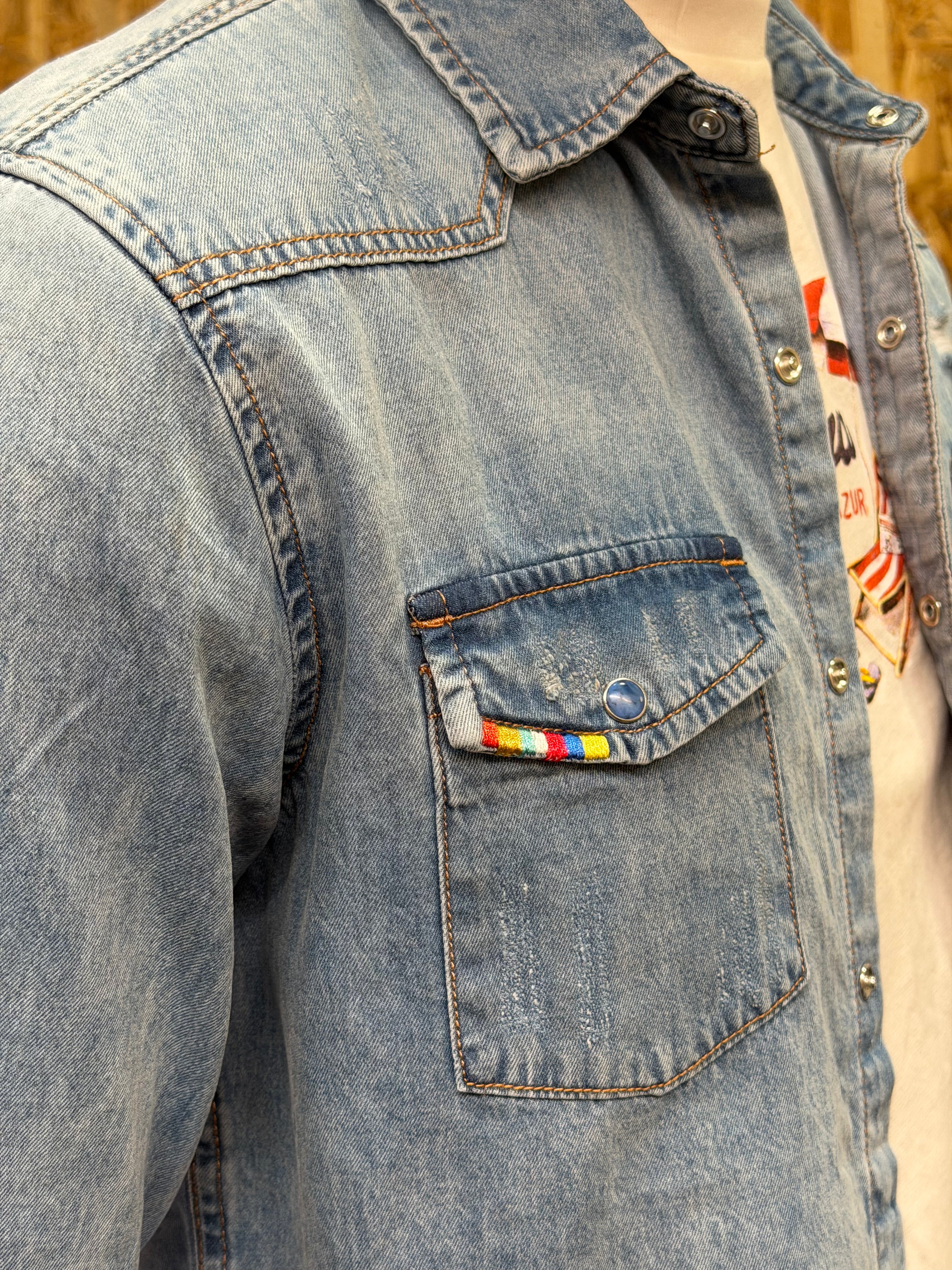 CAMICIA IN DENIM CON LAVAGGIO CHIARO E DETTAGLI DISTRESSED