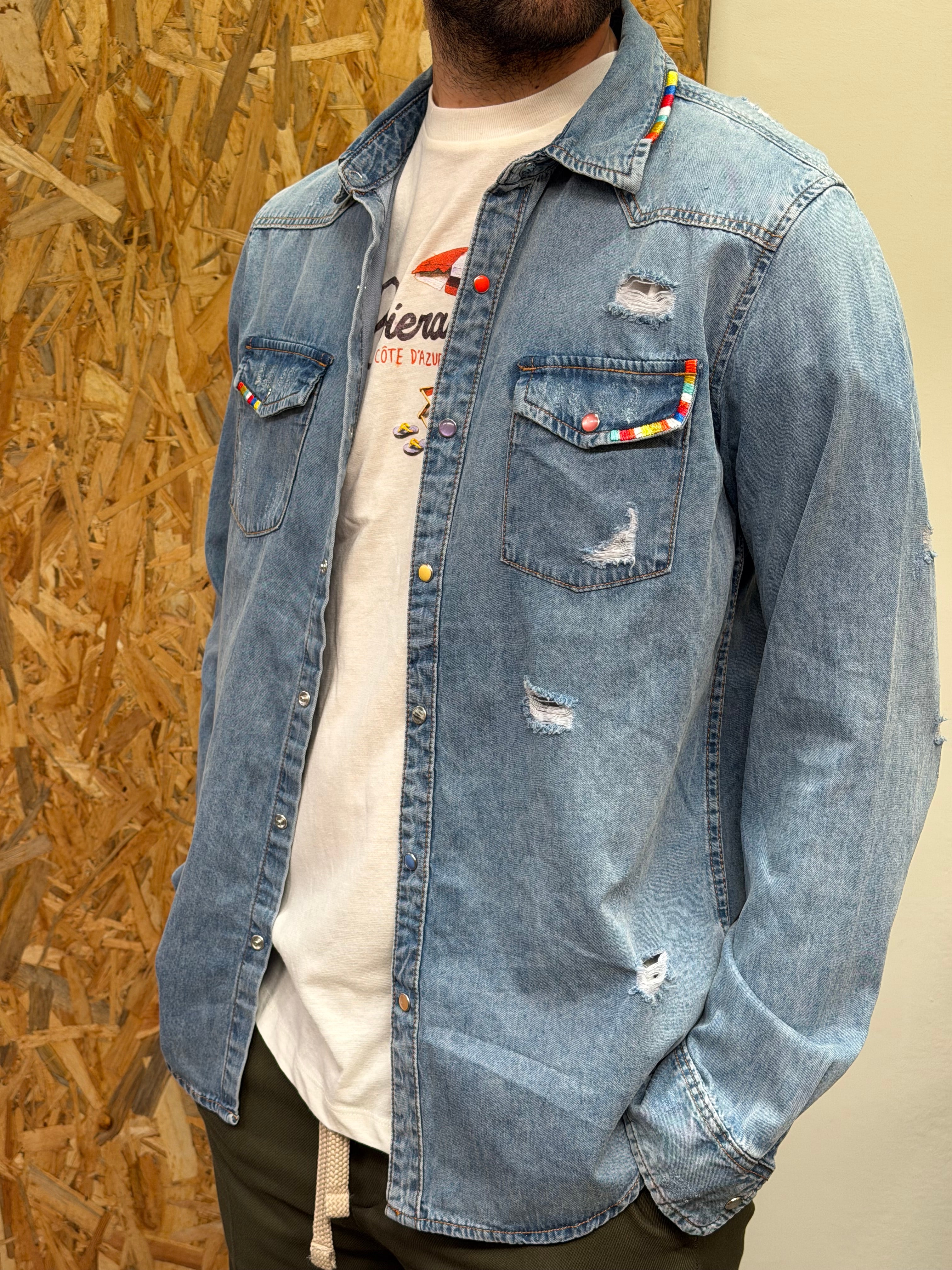 CAMICIA IN DENIM CON LAVAGGIO CHIARO E DETTAGLI DISTRESSED