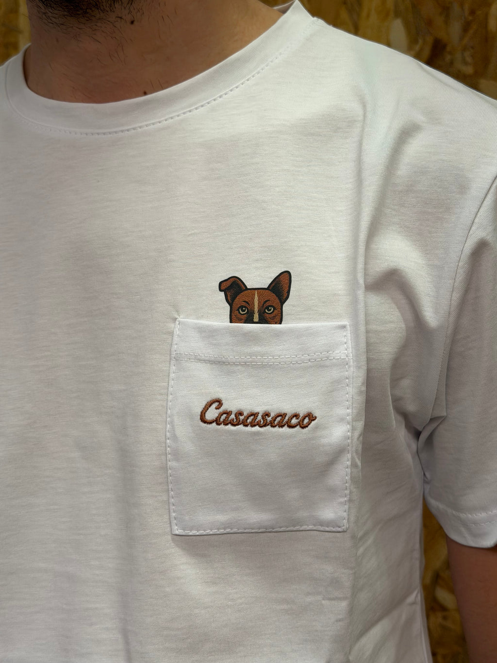 T-SHIRT CON TASCHINO