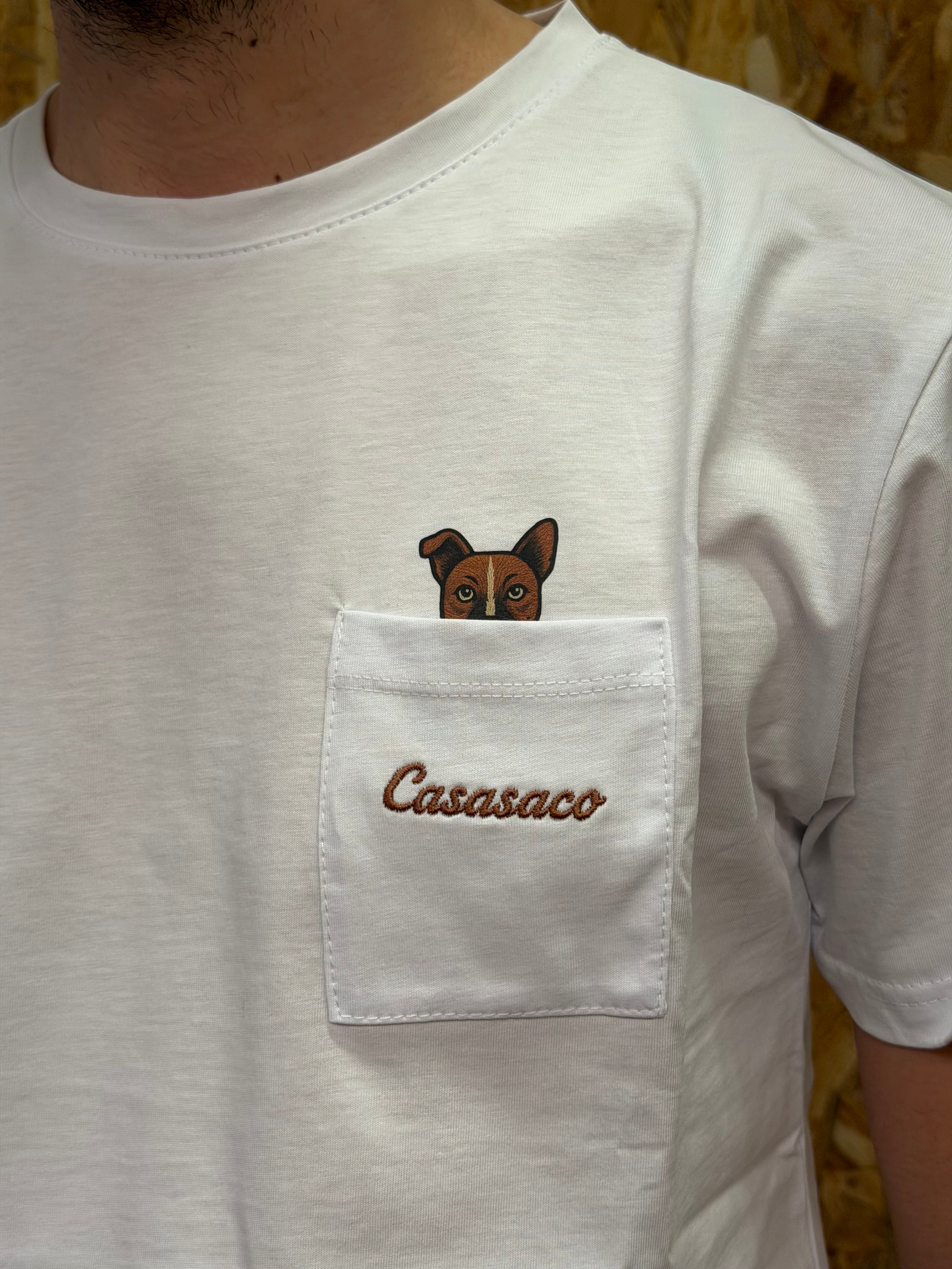 T-SHIRT CON TASCHINO