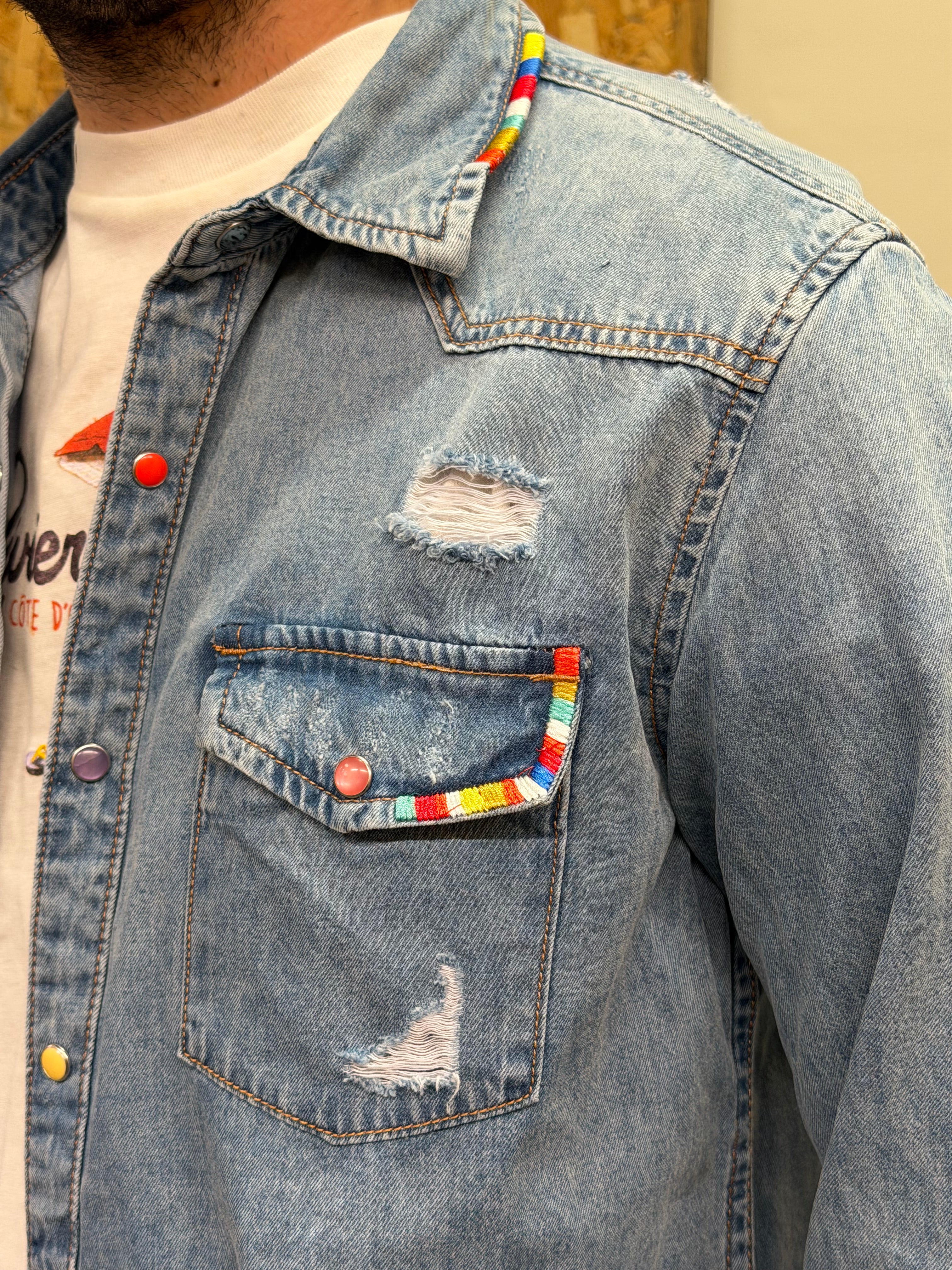 CAMICIA IN DENIM CON LAVAGGIO CHIARO E DETTAGLI DISTRESSED