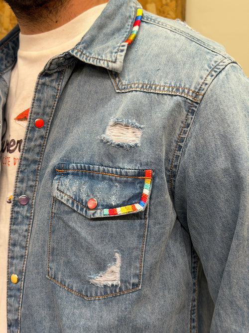 CAMICIA IN DENIM CON LAVAGGIO CHIARO E DETTAGLI DISTRESSED