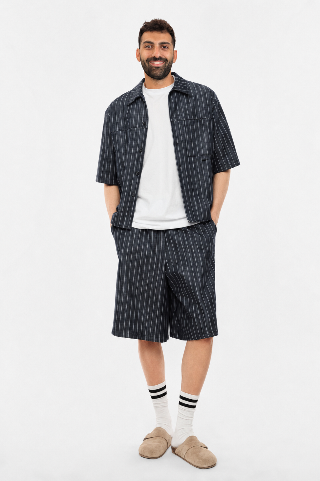 CAMICIA A RIGHE CON MANICHE CORTE E TASCA FRONTALE